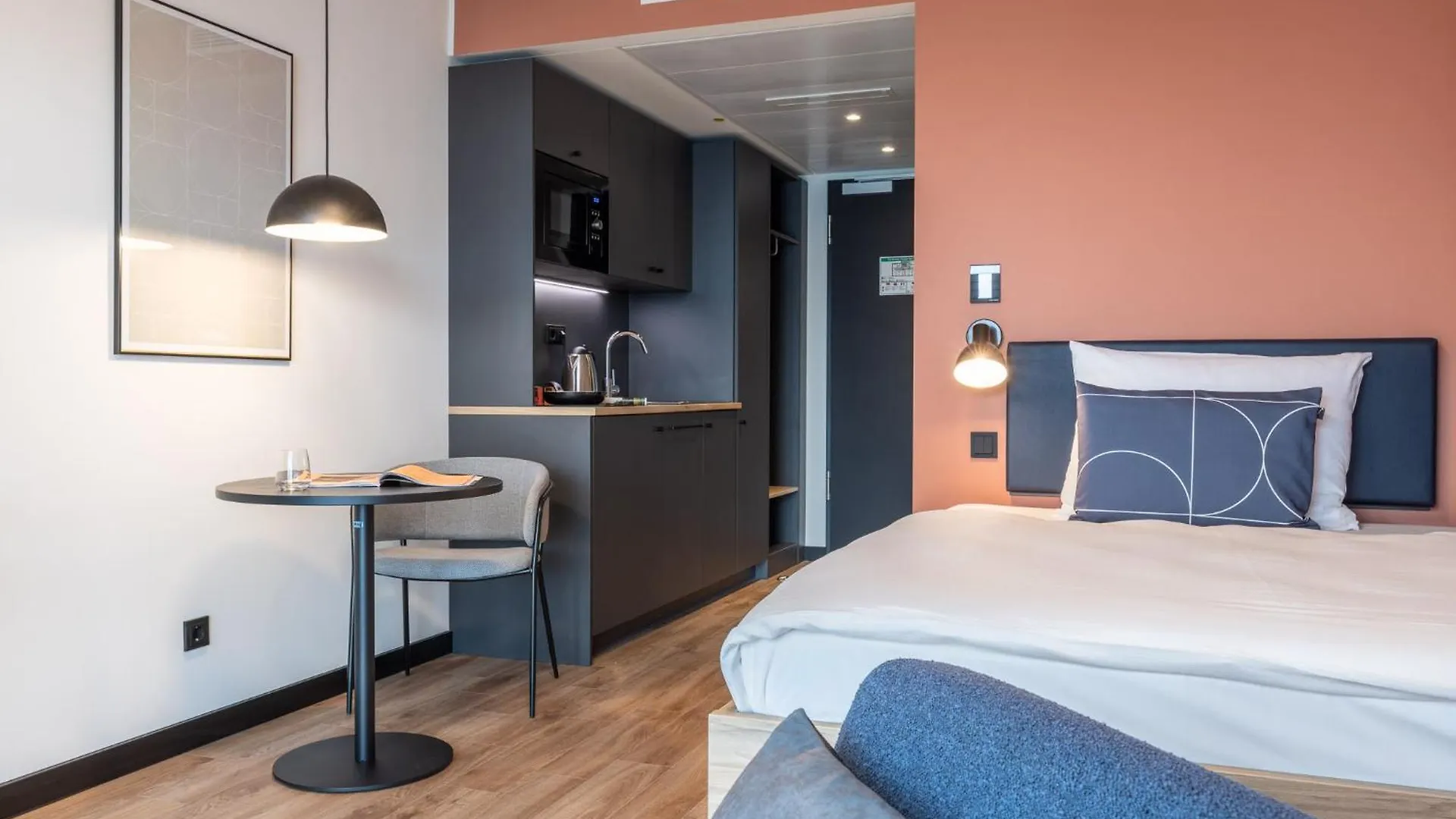 ***  Hotel The Base Monaco di Baviera Germania